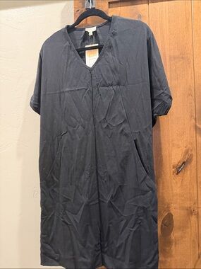 Women's Black Lightweight V-Neck Shirt Dress with Pockets